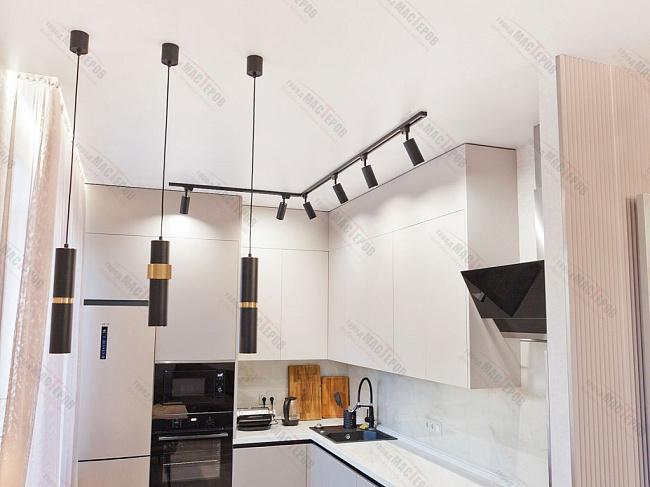 Сатиновый потолок с трековым освещением на кухне 9 м2